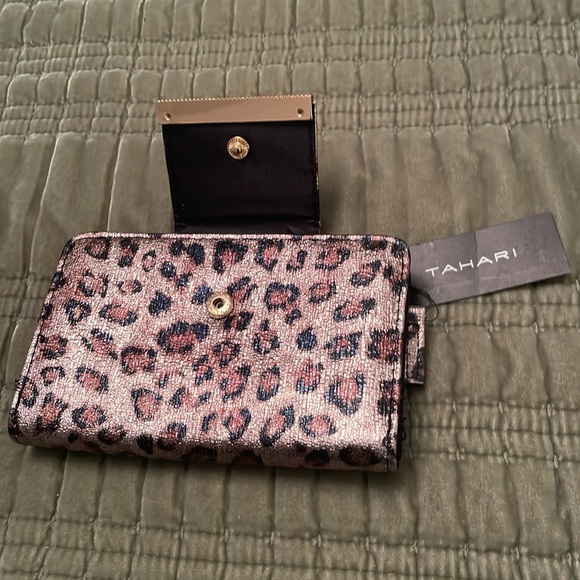 NWT TAHARI Metallic Leopard Animal Print Tab Indexer Wallet Identity Protect - Picture 6 of 13